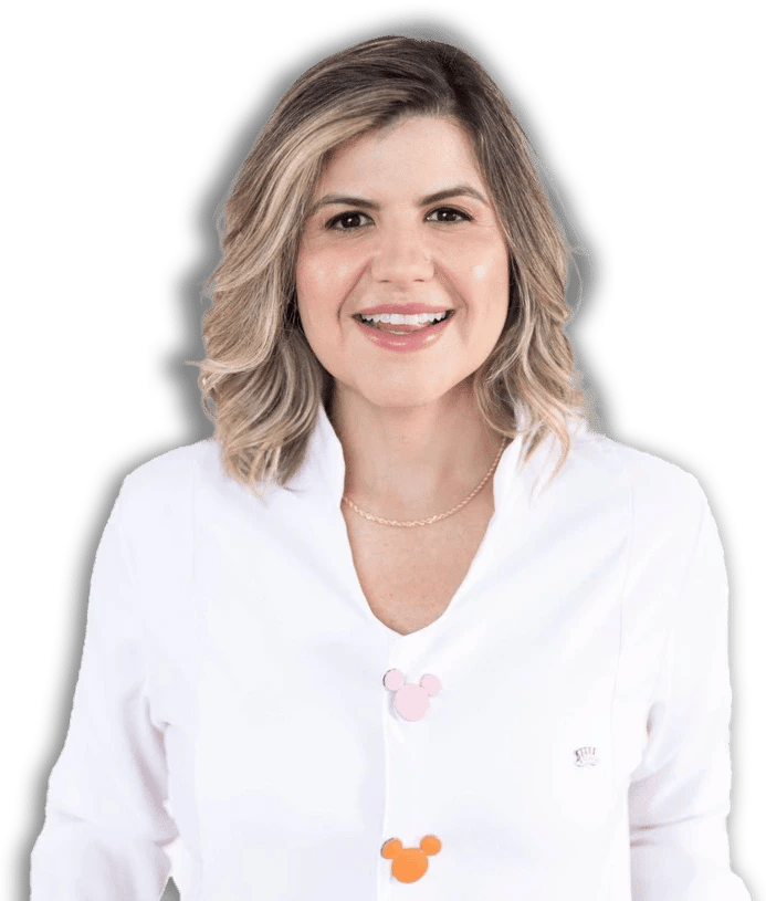 Dra. Luciana Gomide, pediatra e pneumologista pediátrica, sorrindo de jaleco branco